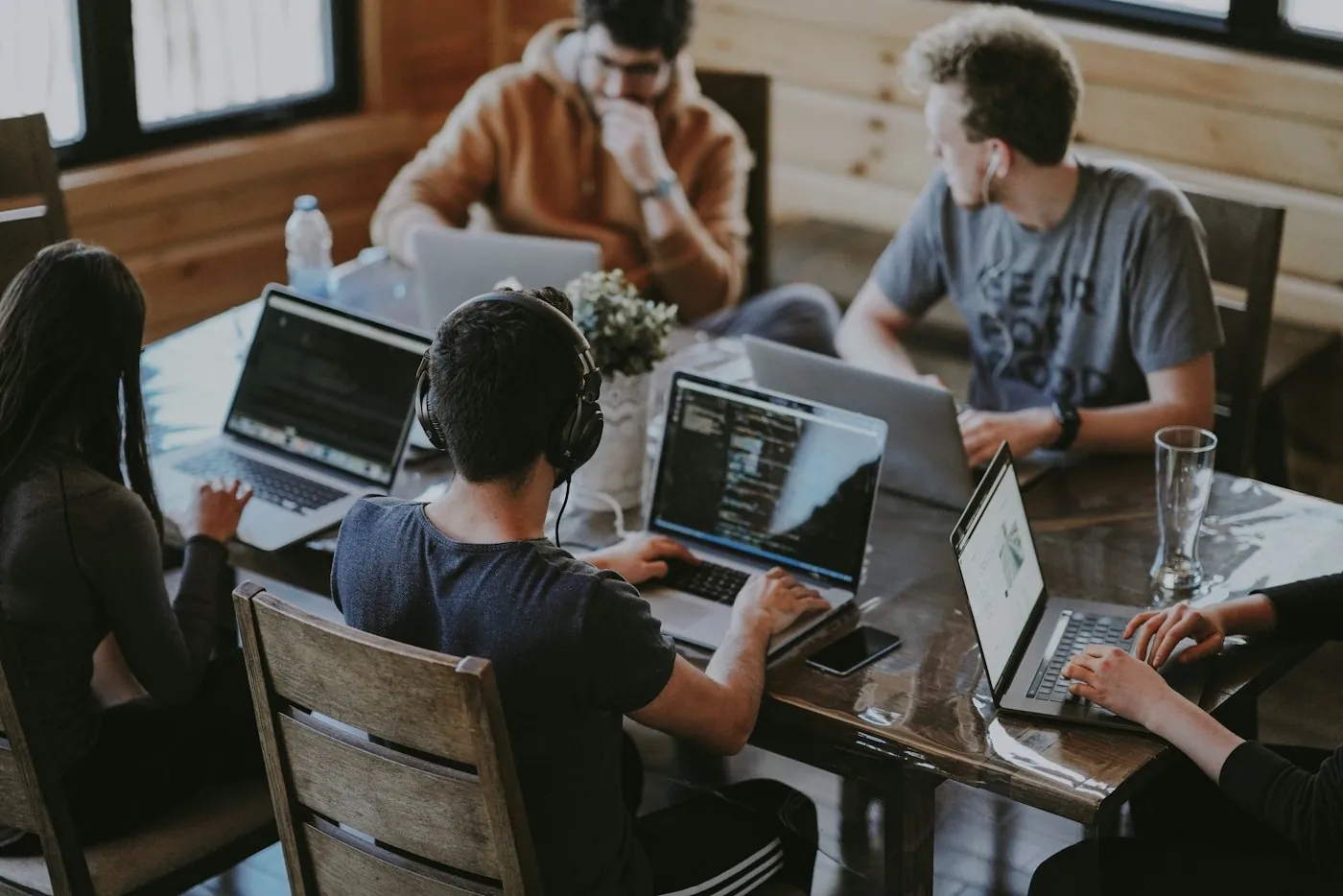 Équipe au travail sur un projet digital